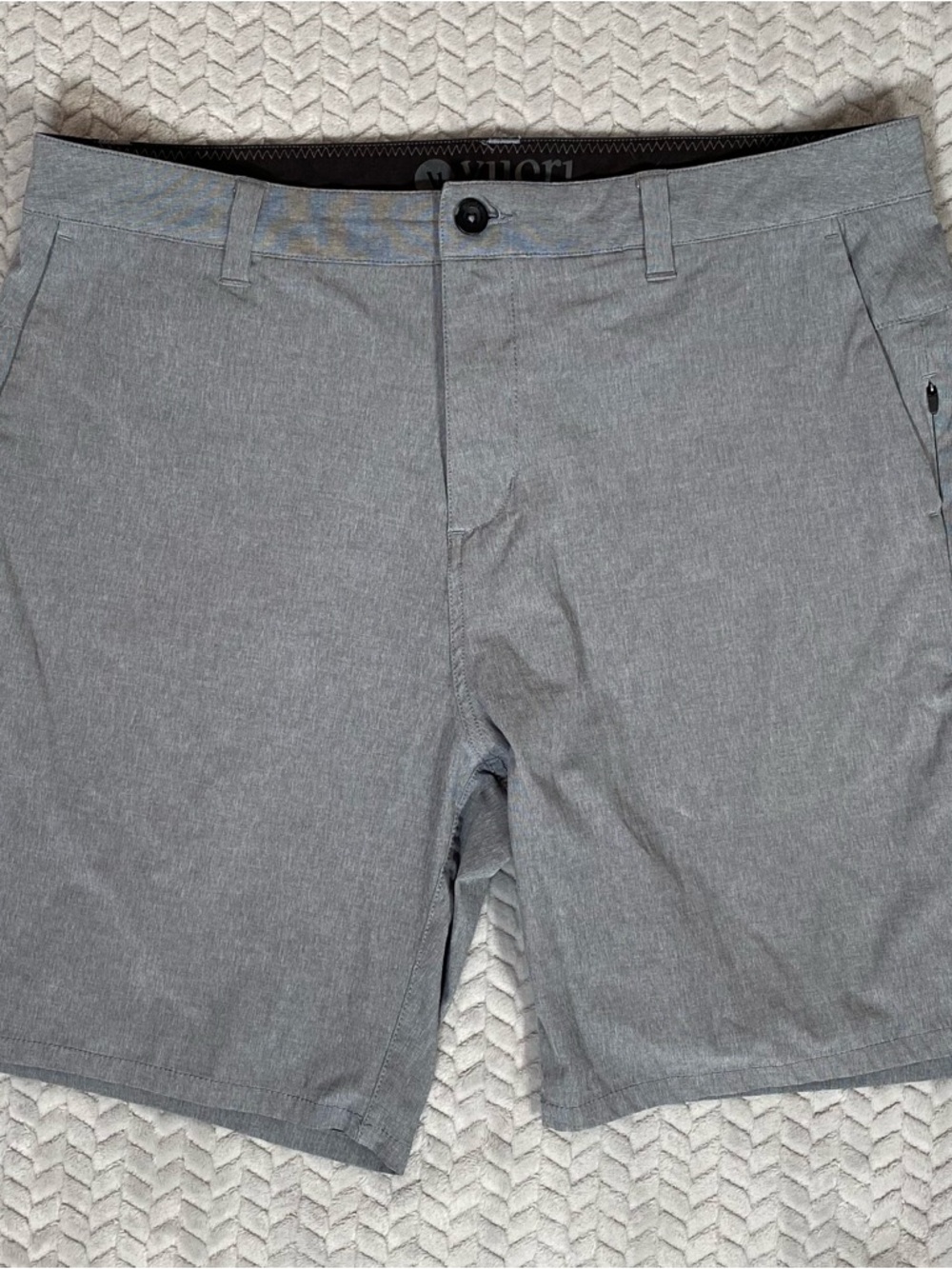 Vuori Aim Short V368, Men’s Performance Golf Shorts, Size 34 Concrete Grey
